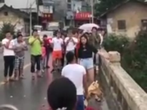 Miris Banget! Sudah Nekat Terjun ke Sungai, Lamaran Pria Ini Malah Ditolak