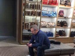 Lucu, Wajah Putus Asa Para Pria di Tempat Belanja