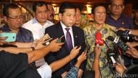 Akbar Tandjung memberikan keterangan pers usai mendampingi Novanto bertemu BJ Habibie.