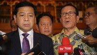 Setya Novanto didampingi Akbar Tandjung memberikan keterangan pers usai pertemuan.