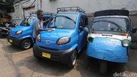 Para pengendara Bajaj Qute mencari penumpang di kawasan Jakarta Kota, Senin (24/7/2017).