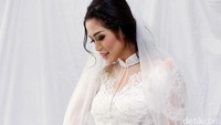 Ibu satu anak itu tampak cantik menawan dengan gaun pengantin berwarna putih. Pool/Noel/detikFoto.