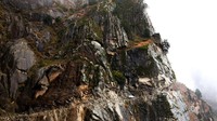 Melewati jalanan di pinggiran tebing memang mengerikan, seperti halnya di Kishtwar, India. Terlebih saat musim salju, jalanan bakalan makin berbahaya karena berlapis salju (Himanshu Khagta/BBC)