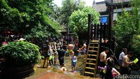 Destinasi wisata ini pun penuh pengunjung. Padahal hari itu merupakan hari kerja, bukan akhir pekan. Tetapi, pengunjung tetap saja padat merayap (Wahyu/detikTravel)