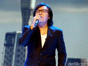 Ari Lasso Tegaskan Tak Ambil Bagian di Konser Hadapi dengan Senyuman