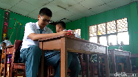 Punya tinggi menjulang, Renard sering kesulitan saat duduk di kelas dan naik angkot. (Foto: Ahmad Bil Wahid/detikcom)