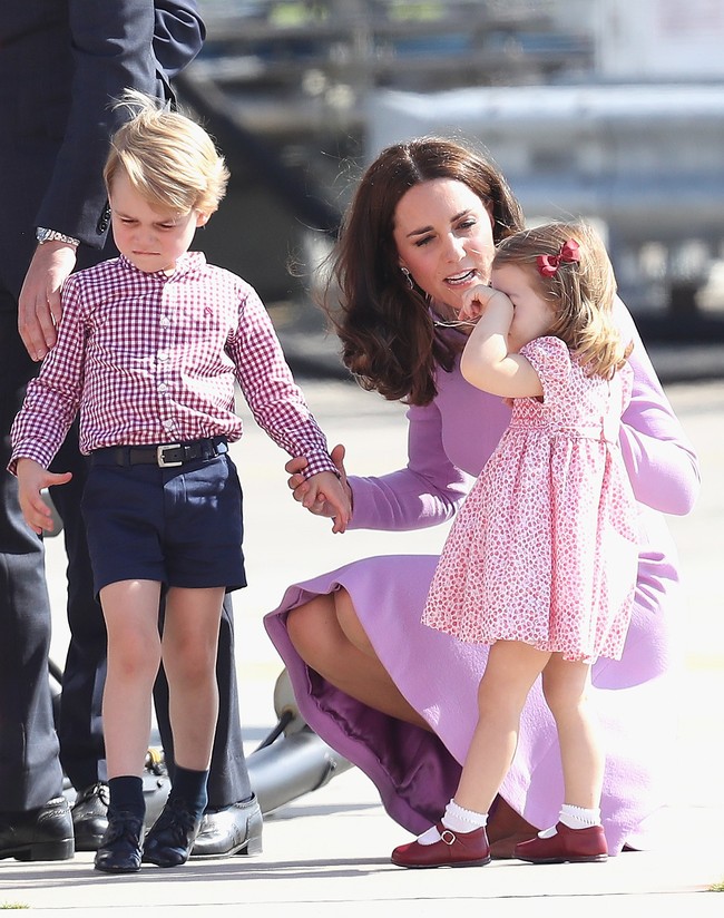 Kate Middleton tidak menyewa jasa pengasuh untuk kedua anaknya. Terlihat di banyak kesempatan, wanita yang sedang hamil anak ketiga tersebut memang kerap kerepotan mengurus Pangeran George dan Putri Charlotte. (Foto: Getty Images)