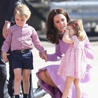 Kate Middleton tidak menyewa jasa pengasuh untuk kedua anaknya. Terlihat di banyak kesempatan, wanita yang sedang hamil anak ketiga tersebut memang kerap kerepotan mengurus Pangeran George dan Putri Charlotte. (Foto: Getty Images)