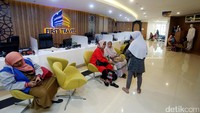 Otoritas Jasa Keuangan (OJK) kemudian menutup operasional PT First Anugerah Karya Wisata alias First Travel. Para jemaah umrah pun terus berdatangan ke kantor cabang First Travel di Gedung perkantoran GKM Tower, Jalan TB Simatupang, Jakarta Selatan, Senin (24/7/2017). (Foto: Rengga Sancaya)