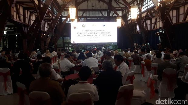 seminar nasional bertajuk 'Peranan Data Geologis dalam Mitigasi Bencana' di Aula Barat ITB