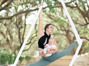 Foto: Aksi Bunda Latihan Akrobat dan Yoga Bareng Bayinya