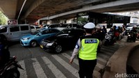 Polisi mengatur lalu lintas.