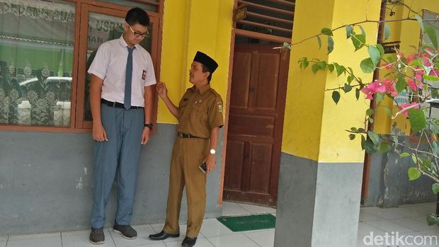 Tinggi Hampir 2 Meter, Renard Sulit Naik Angkot dan Duduk di Kelas