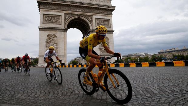 Cycling - The 104th Tour de France cycling race - The 103-km Stage 21 from Montgeron to Paris Champs-Elysees, France - July 23, 2017 - Team Sky rider and yellow jersey Chris Froome of Britain passes the Arc de Triomphe. REUTERS/Pascal Rossignol