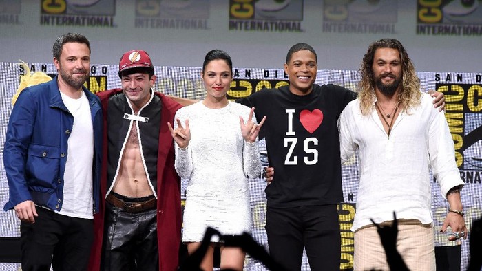 SAN DIEGO, CA - JULY 22:  (L-R) Actors Ben Affleck, Ezra Miller, Gal Gadot, Ray Fisher, and Jason Momoa from Justice League attend the Warner Bros. Pictures Presentation while moderator Chris Hardwick (bottom C) takes a selfie during Comic-Con International 2017 at San Diego Convention Center on July 22, 2017 in San Diego, California.  (Photo by Kevin Winter/Getty Images)