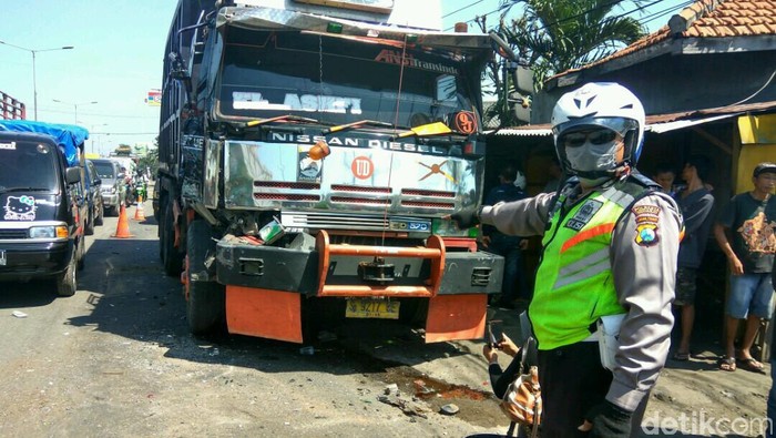 Dump Truk Rem Blong Tabrak 9 Motor dan Pikap, Satu Orang Meninggal