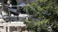Selain CCTV, pengamanan ketat dan berlapis juga diberlakukan di pintu masuk kompleks Masjid Al-Aqsa. AFP PHOTO/AHMAD GHARABLI