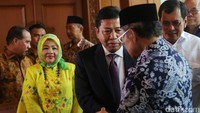 Setya Novanto menyalami BJ Habibie.
