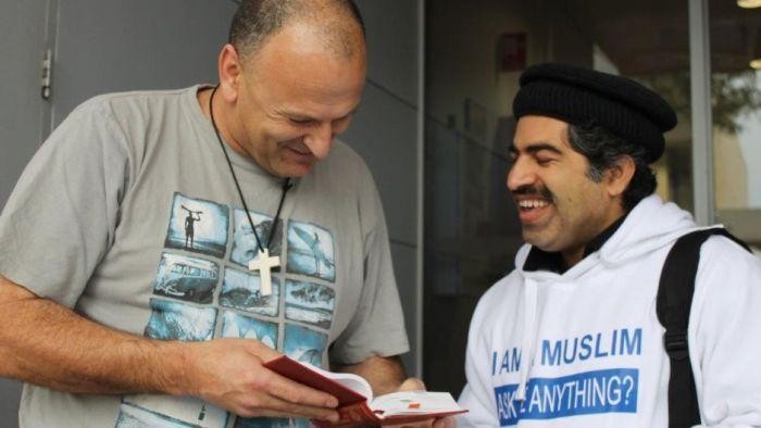 Imam Muda Australia Tangkal Islamofobia dari Warung Kopi