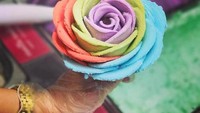 Es krim mawar ini begitu Instagramable. Apalagi kelopak es krim tersusun dari warna-warni cantik. Butuh spatula gelato serta trik untuk membentuk es krim jadi kelopak mawar. (Foto: Istimewa)