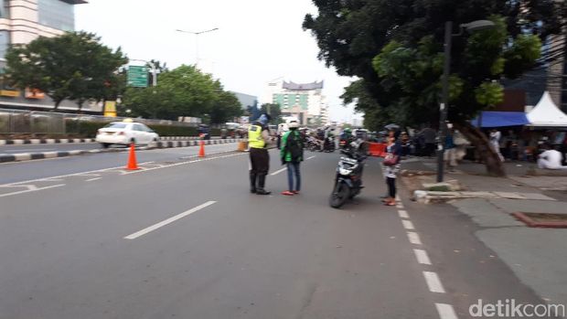 Polisi menilang pengendara yang melawan arah di simpang Matraman