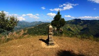 Suku ini memiliki dua negara karena terletak di perbatasan. Di tugu perbatasan bertuliskan dua bahasa, yaitu bahasa Burma dan bahasa Hindi (Neelima Vallangi/BBC)