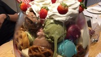 Main ke Bangkok Anda bisa cicip es krim jumbo. Disajikan dalam mangkuk kaca, es krim bertopping waffle, whipped cream, buah strawberry hingga stik biskuit strawberry. (Foto: Istimewa)