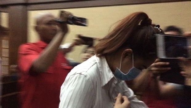 Jadi Saksi Patrialis Akbar, Anggita Pakai Masker