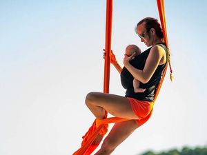 Wah! Ibu Ini Latihan Akrobat dan Yoga Sambil Jaga Bayinya, Bun