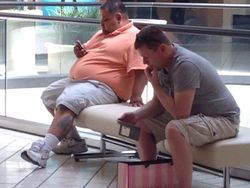 Lucu, Wajah Putus Asa Para Pria di Tempat Belanja