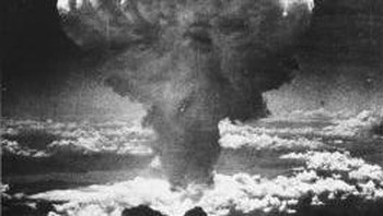 Pada 6 Agustus 1945, AS menjatuhkan bom atom ke Hiroshima. Diikuti tanggal 15 Agustus di Nagasaki. Foto: Getty Images