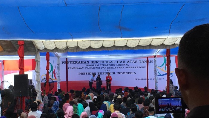 Jokowi Serahkan 6.000 Sertifikat Tanah untuk Warga Riau