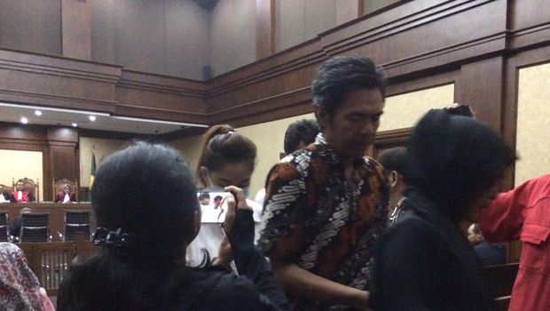 Jadi Saksi Patrialis Akbar, Anggita Pakai Masker