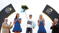 Pebalap Inggris, Simon Yates, memenangi jersey putih setelah menjadi pebalap muda (di bawah 25 tahun) terbaik dengan finis di posisi ketujuh klasemen akhir. Foto: REUTERS/Benoit Tessier