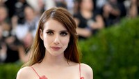Emma Roberts juga tidak peduli dengan ukuran payudaranya yang kecil. Seksi saat aku masih muda selalu diartikan payudara, dan aku enggak pernah punya payudara di kehidupanku, jadi seksi sudah keluar dari daftar pertanyaanku. Aku dulu pengin jadi gadis yang seksi, sekarang aku sudah bisa menerima kalau aku tidak (seksi), ungkapnya pada Seventeen. Foto: Getty Images