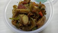 Kalau menu yang satu ini bisa Anda cicip di Republik Jengkol. Potongan jengkol yang dimasak dengan bumbu lada hitam dengan paduan paprika dan bawang bombay. Rasanya gurih dan sedikit pedas. Foto: dok. detikFood