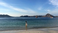Seperti saat berpose di Pulau Padar dengan berlatarkan pulau dan laut biru. (Foto: Dok. Pribadi)