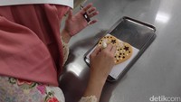 Pengunjung akan dibekali dengan semacam spidol berisi cokelat hingga keju. Setelahnya, kembali lagi pada kreasi traveler (Baban/detikTravel)