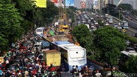 Kemacetan juga terjadi karena penyempitan dari yang awalnya tiga jalur kini menjadi satu. jalur. Hasan Al Habshy/detikFoto.