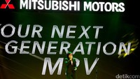 Dia bernyanyi didampingi dua mobil Small MPV Mitsubishi berwarna putih dan silver yang menarik perhatian kalangan media.