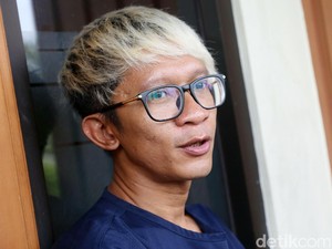 Siap-siap Menggelitik Lihat Aming Bergaya Perempuan