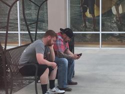 Lucu, Wajah Putus Asa Para Pria di Tempat Belanja