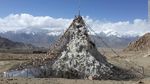Wow, Ada Stupa dari Es di Padang Pasir