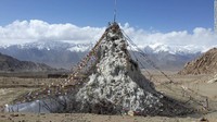 Seorang insinyur mekanik lokal, Sonam Wangchuk membuat glester buatan dengan bentuk mengerucut dan menyerupai stupa.