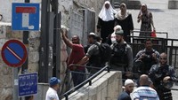 Jemaah yang ingin masuk ke kompleks Masjid Al-Aqsa sedang diperiksa tentara Israel. AFP PHOTO/AHMAD GHARABLI