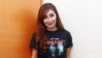 Ia tampil kasual dengan jeans dan kaus hitam. Pool/Ismail/detikFoto.