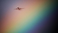 Pesawat melintasi pelangi di dekat bandara Heathrow/Foto: Reuters