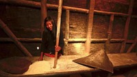 Biasanya Suku Konyak menyimpan makanan mereka di dalam bambu, jadi kalau ingin menyajikan cukup diletakan diperapian,kemudian dipecahkan ketika ingin menyajikan (Neelima Vallangi/BBC)