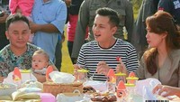 Akrab banget ya mereka. (Foto: Ussy Sulistiawaty-Andhika Pratama dan mantan suaminya Ussy (Internet)