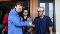 Ia pun tampak bersalaman dengan pihak Evelyn. Pool/Palevi S/detikFoto.